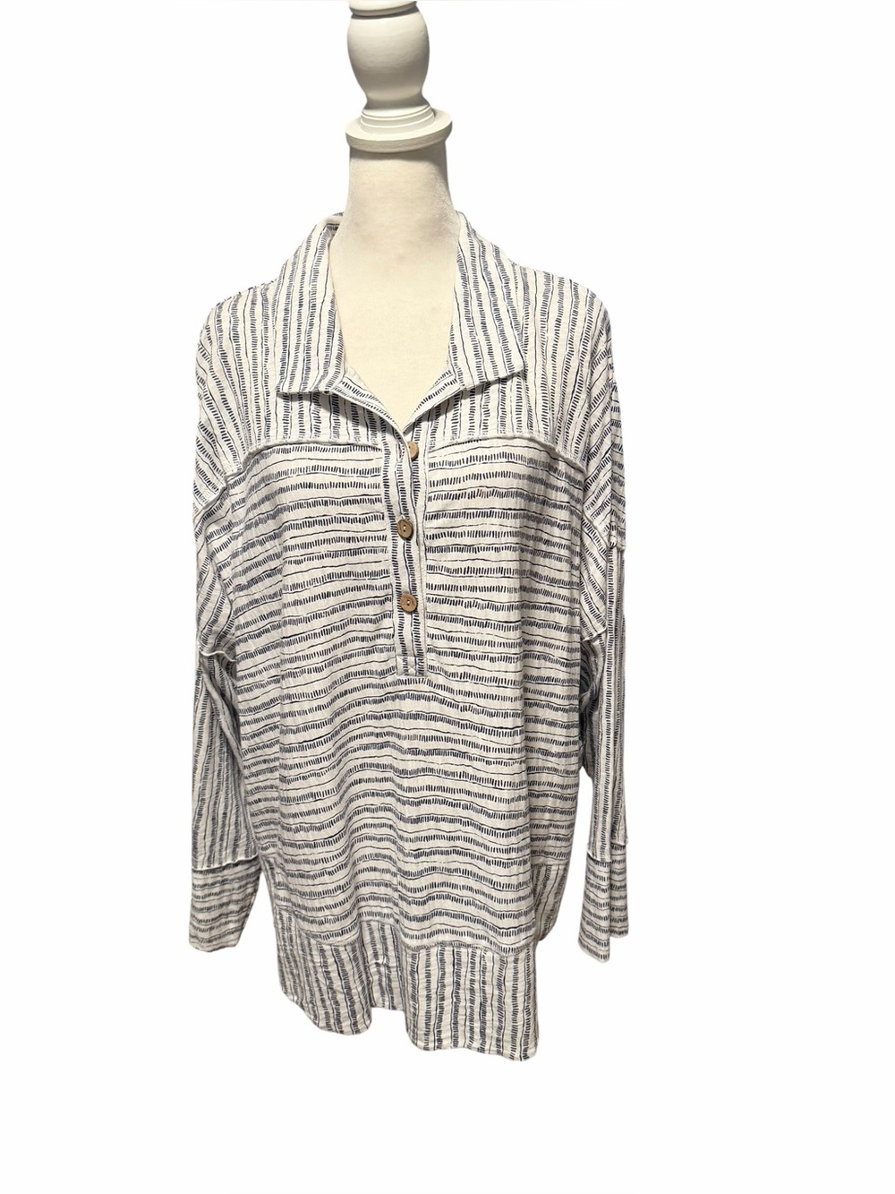 Escape by Habit Clothes navy and white popover tunic. Size XL. NWOT